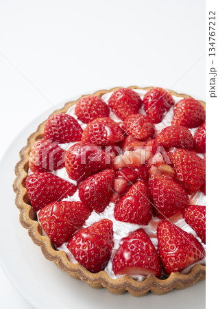 イチゴのタルトケーキ 134767212