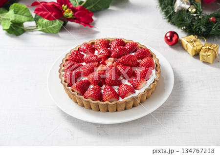 イチゴのタルトケーキ 134767218