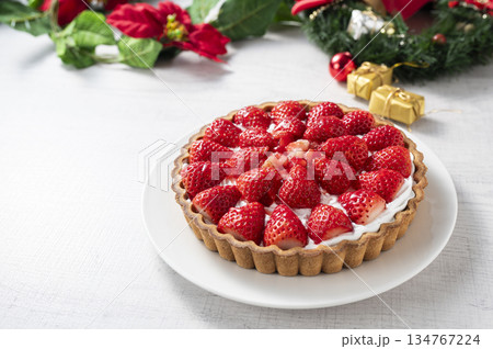 イチゴのタルトケーキ イチゴのタルトケーキ 134767224