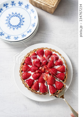イチゴのタルトケーキ 134767234
