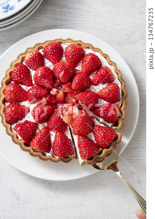 イチゴのタルトケーキ 134767235