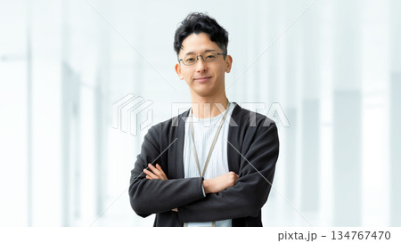 腕組みをする男性ビジネスマン 134767470