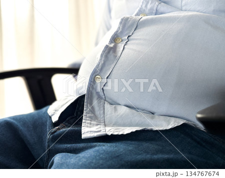 太ってる30代男性 134767674