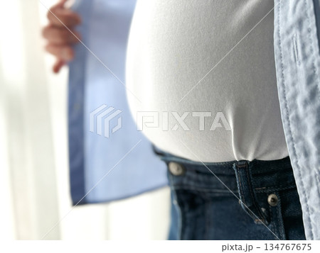 ビール腹の中高年の男性 134767675