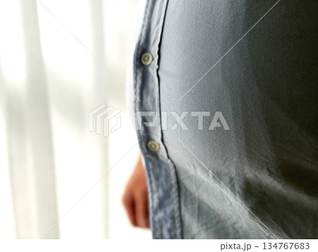 ぽっちゃりお腹の中高年の男性 ぽっちゃりお腹の中高年の男性 134767683