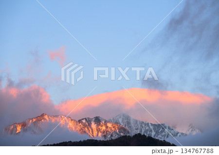 朝の光に染まる雲と山【大町市】 朝の光に染まる雲と山【大町市】 134767788