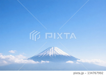 青空と雪積もる厳冬の冠雪した富士山 134767992