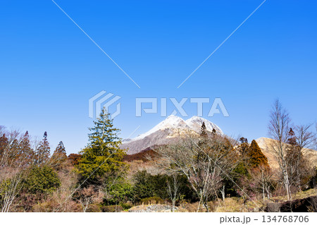 冬の湯布院　由布岳の積雪と青空 134768706