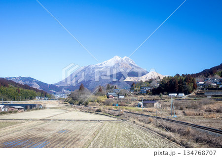 冬の湯布院　由布岳の積雪と青空 134768707