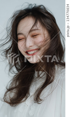白レース服で微笑む20代アジア人女性 134770834