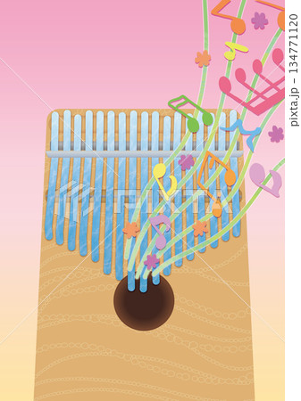 カリンバと音符のイラスト 134771120
