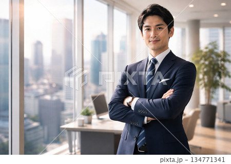 腕組みをするビジネスマン 134771341