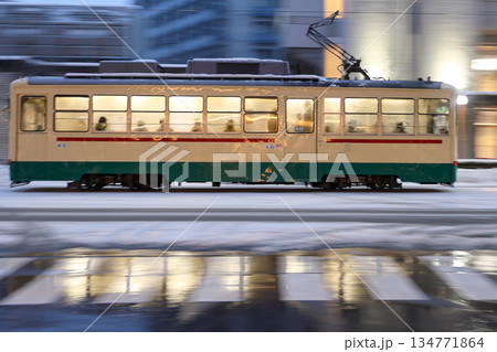 雪道を流れる光と路面電車の残像 134771864