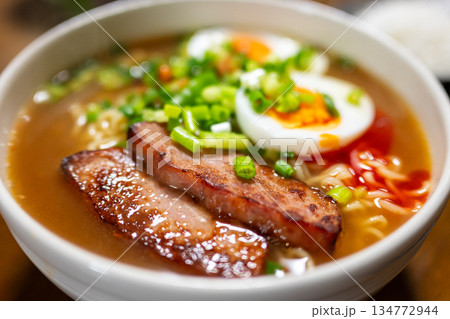 日本のとても美味しい一般家庭の即席ラーメン 日本のとても美味しい一般家庭の即席ラーメン 134772944