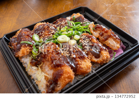日本のスーパーマーケットのとても美味しい惣菜弁当 134772952