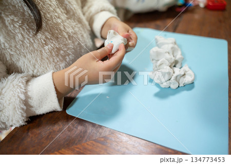 紙粘土遊びをする子供 134773453