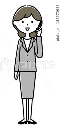 スマホで会話するスーツの女性 134773658