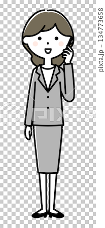 スマホで会話するスーツの女性 134773658