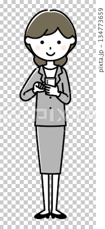 操縱智能手機的衣服的一名婦女 134773659
