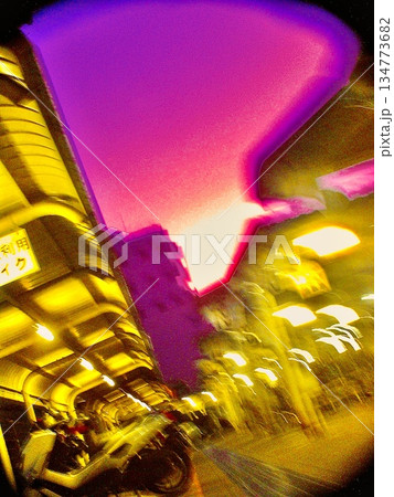 夜の都市空間に広がるネオン光 ― 抽象的ブレ表現の背景素材 134773682