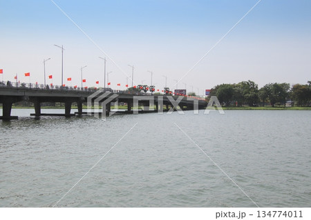 ベトナムフエのフォーン川風景 134774011