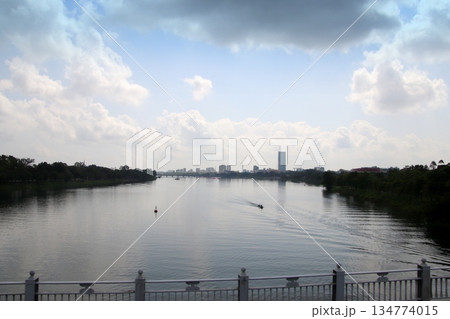 ベトナムフエのフォーン川風景 ベトナムフエのフォーン川風景 134774015
