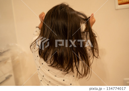 髪の毛を引っ張るむしゃくしゃしている子供 髪の毛を引っ張るむしゃくしゃしている子供 134774017