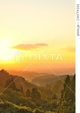 八方台から望む夕日と長岡市街地(新潟県長岡市) 八方台から望む夕日と長岡市街地(新潟県長岡市) 134774102