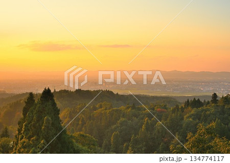 八方台から望む夕日と長岡市街地（新潟県長岡市） 134774117