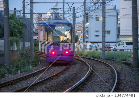 宵の下町を走る都電荒川線 134774491