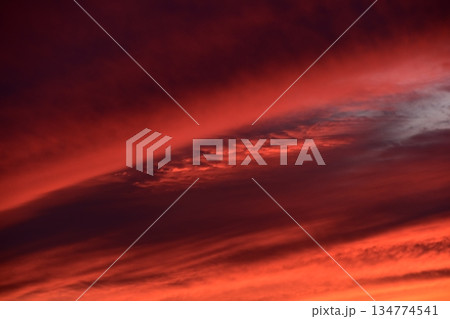 燃えるような夕焼け 134774541