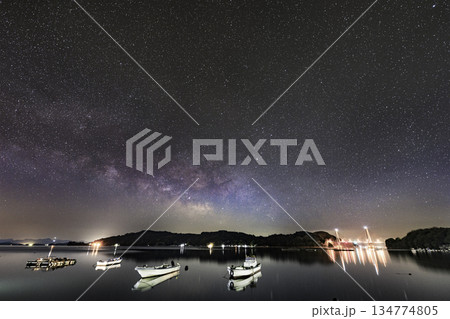 瀬戸内の春の星景色　漁港の空に昇る天の川 134774805