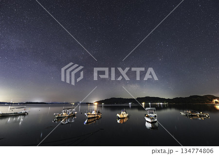 瀬戸内の春の星景色　漁港の空に昇る天の川 134774806