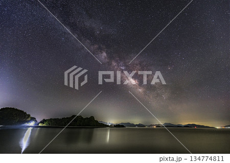 春の星景色　多島美の空の天の川銀河 134774811