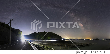 瀬戸内の春の星景色　天の川アーチ　パノラマ撮影 134774812