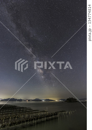 春の星景色　多島美の空の天の川銀河 134774814