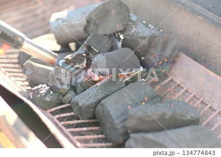 炭火焼き用木炭の着火 134774843