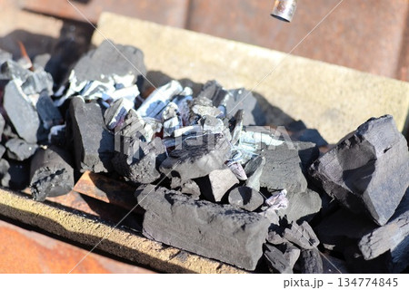 炭火焼き用木炭の着火 炭火焼き用木炭の着火 134774845