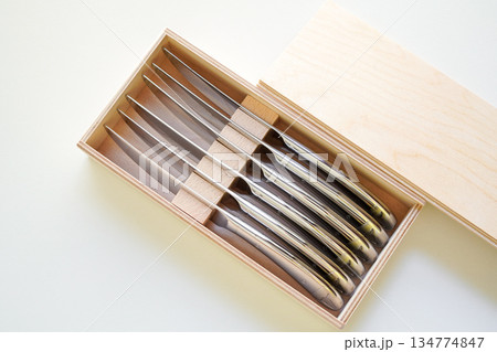 ギフト用の木箱に入ったステーキナイフのセット　俯瞰撮影 134774847