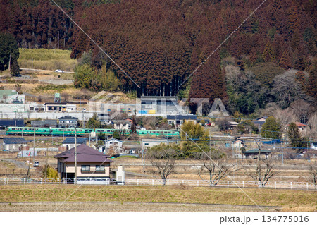 冬枯れの湯布院盆地を走るゆふいんの森 冬枯れの湯布院盆地を走るゆふいんの森 134775016