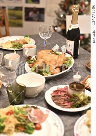 並んだクリスマスの料理 134775306