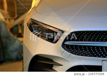 車のヘッドライト 134775504
