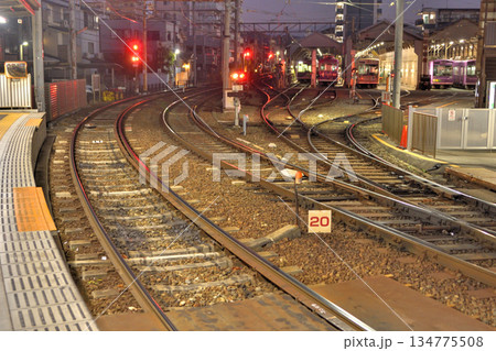 早朝の帷子ノ辻駅 134775508