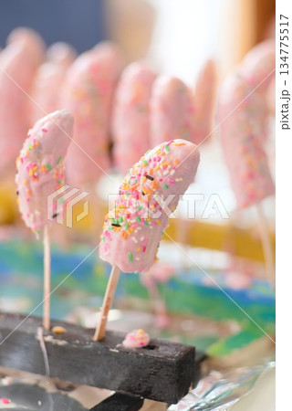 木板に並べたたくさんの手作りチョコバナナ 木板に並べたたくさんの手作りチョコバナナ 134775517