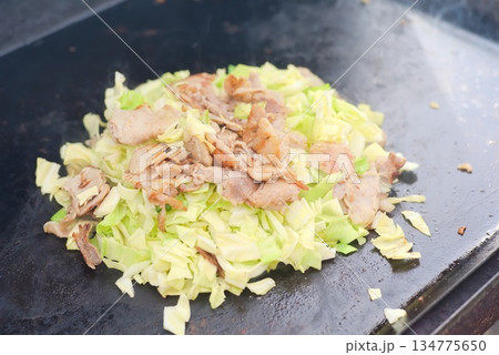 鉄板で炒めた焼きそば用のキャベツと豚肉 鉄板で炒めた焼きそば用のキャベツと豚肉 134775650