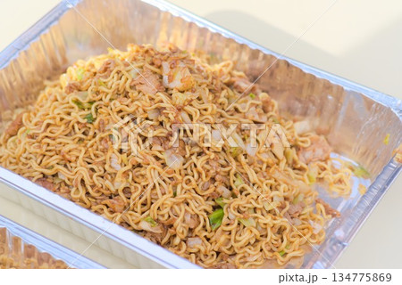 アルミ容器に盛られたテイクアウト用焼きそば 134775869