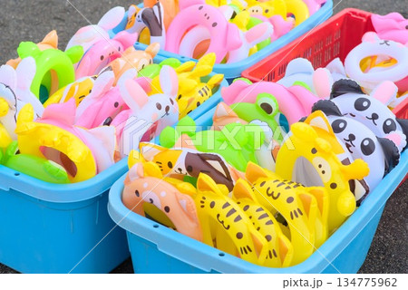 縁日で並ぶ動物モチーフの浮き輪玩具 134775962