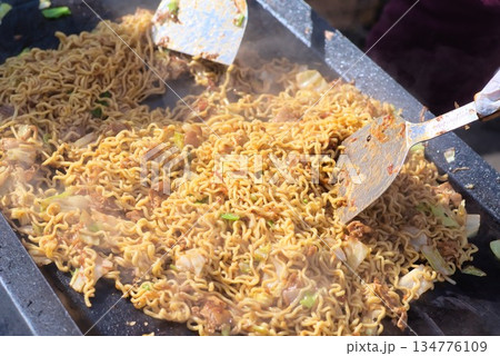 鉄板で調理される屋台の焼きそば 鉄板で調理される屋台の焼きそば 134776109