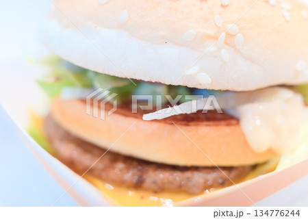 接写で捉えたBBQバーガー 接写で捉えたBBQバーガー 134776244