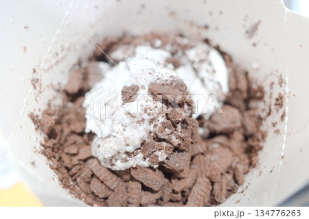 ココアパウダーとホイップクリーム入のカップアイス 134776263